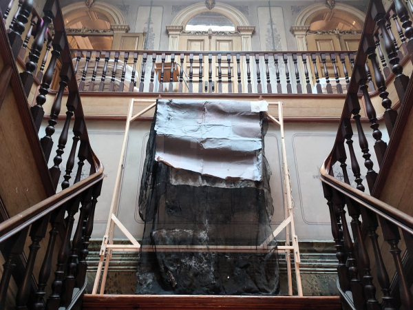 Peça da exposição internacional Frontispiece | Precipice ocupa átrio do Teatro São João